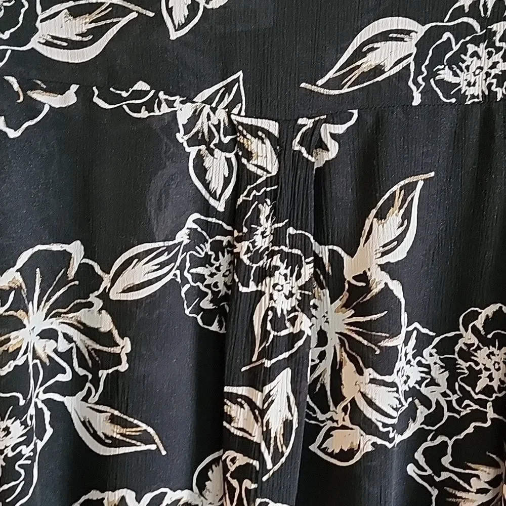 Free People-blk/iv/tan long sleeved print top with band around neck. S/M. NWT.